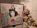 谷川史子原画展入口のキービジュアルとフラワースタンド